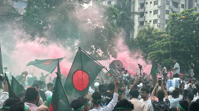 মানিক মিয়া এভিনিউতে সংস্কৃতি মন্ত্রণালয়ের অনুষ্ঠান চলছে