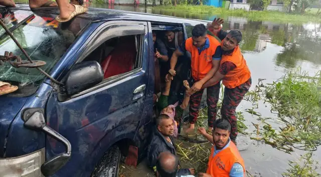 মাইক্রোবাসটি খালে পড়লে পানিতে ডুবে মারা যান এর সাতজন যাত্রী