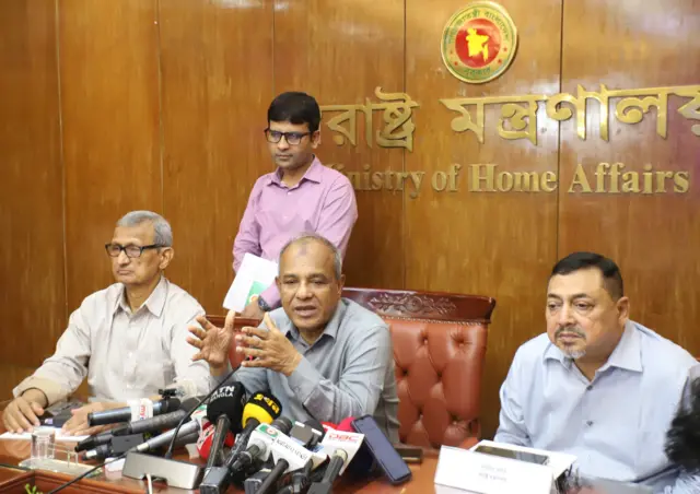 স্বরাষ্ট্র উপদেষ্টা  মন্ত্রণালয়ে এক বৈঠক শেষে সাংবাদিকদের ব্রিফিং করছিলেন।