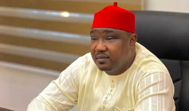 Ibrahim Namadi zaune kan kujera sanye da jar hula