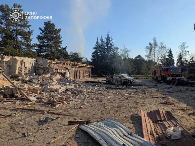Спасатели опубликовали фото попавшей под авиаудар базы отдыха