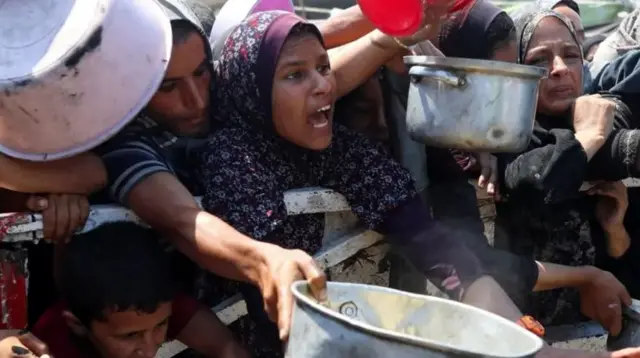 Gaazaa keessatti namoota beela'anii nyaataa guyyuu argachuuf hiriiran