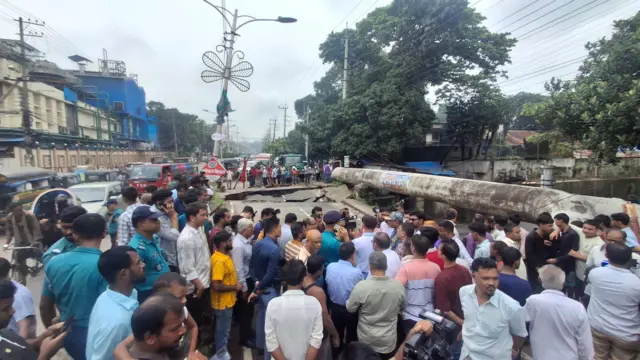 ভাঙা কালভার্ট ঘিরে মানুষ