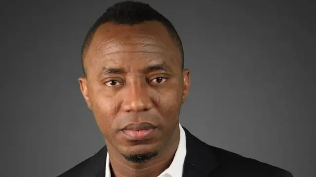 Sowore sanye da ba kin kwat da farar riga a ciki
