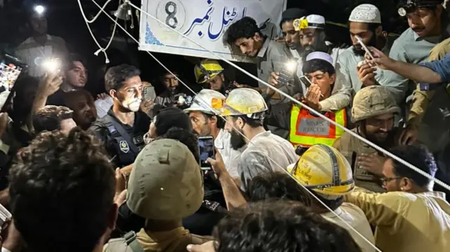 زمرد کی کان میں پھنسنے والے چاروں مزدوروں کو نکال لیا گیا