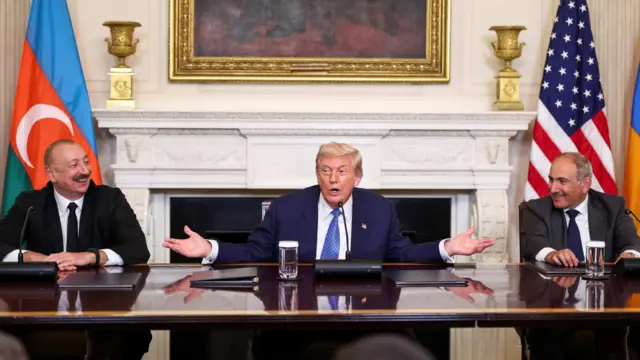 Трамп разводит руками, слева и справа от него лидеры Азербайджана и Армении