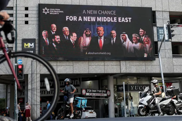 لوحة إعلانية تدعو إلى توسيع اتفاقيات إبراهيم، في رامات جان، إسرائيل، 26 يونيو/حزيران 2025