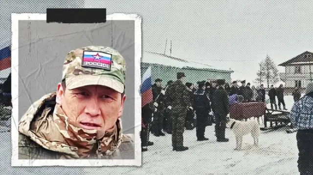 Коллаж: потрет мужчины в зимной военной форме в кепке с нашивкой с российским флагом, звездой и словом Россия; фон — процессия похорон по снежной дороге среди малоэтажных зданий