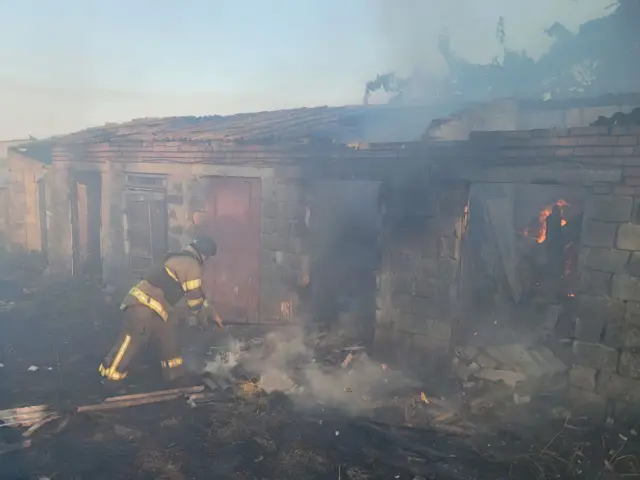 пожарные тушат дом