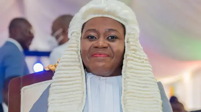 Babbar mai shari'ar Ghana sanye da kayan alƙali zaune a kan kujera