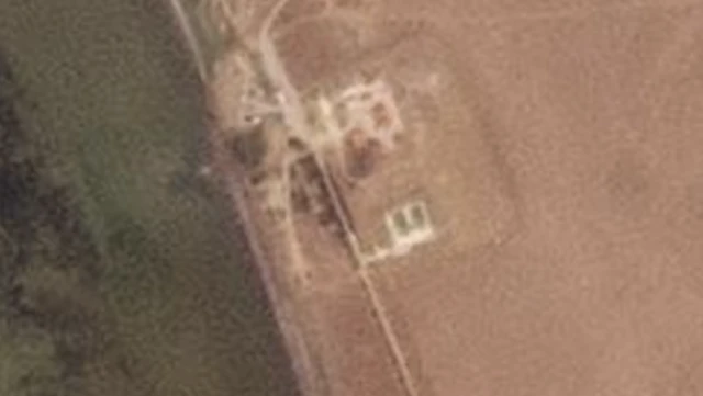 Спутниковый снимок, на котором видны менее четкие очертания двух зданий, чем на предыдущем снимке.