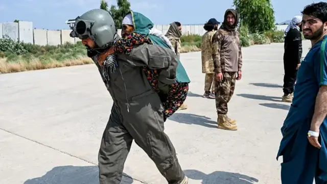 د هوايي ځواک مرسته چې د ټپیانو رسولو کې یې کوي.