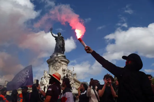 তৃণমূল আন্দোলন 'ব্লোকোঁ টু'র (সবকিছু বন্ধ করি) ডাকে দেশব্যাপী বিক্ষোভ অনুষ্ঠিত হয়
