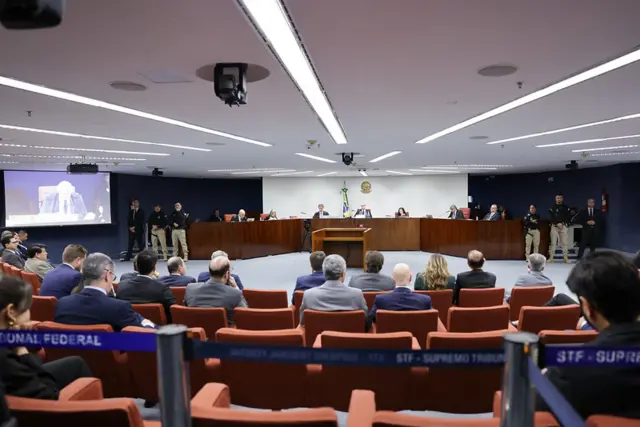 Sala de julgamentos da Primeira Turma do STF, mesa de ministros ao fundo