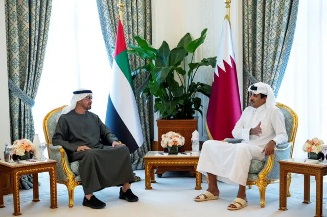 الشيخ محمد بن زايد آل نهيان رئيس دولة الإمارات العربية المتحدة يلتقي الشيخ تميم بن حمد آل ثاني أمير دولة قطر بالديوان الأميري بالعاصمة القطرية الدوحة في 10 سبتمبر/أيلول 2025.
