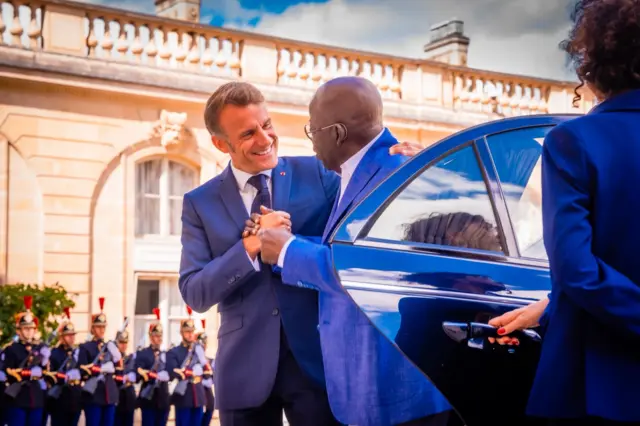 Shugaban Najeriya Bola Tinubu tare da shugaban Faransa Emmanuel Macron, ranar Laraba a birnin Paris