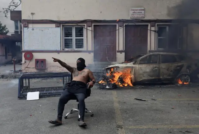 सर्वोच्च अदालतमा आगजनी भएपछि त्यहाँ कुर्सीमा बसेका एक आन्दोलनकारी