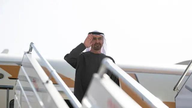 صورة أرشيفية لرئيس دولة الإمارات العربية، المتحدة الشيخ محمد بن زايد آل نهيان، أثناء زيارة للملكة العربية السعودية.
