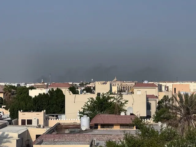تصاعد الدخان من خلف المناطق السكنية بعد الانفجارات التي وقعت في الدوحة، قطر، في 9 سبتمبر/أيلول 2025.