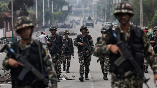 सिंदरबारनजिकै सडकमा गस्ती गर्दै नेपाली सेना