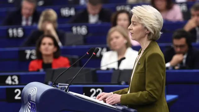 Урсула фон дер Ляйен выступает с трибуны Европарламента, сфотографирована в профиль
