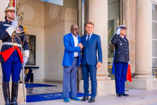 Shugaban Najeriya Bola Tinubu tare da shugaban Faransa Emmanuel Macron, ranar Laraba a birnin Paris