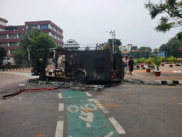 जावलाखेलको सडकमा जलेको गाडी