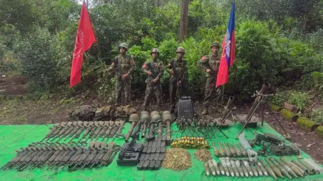 ရခိုင်-မကွေးအစပ်မှာ တိုက်ပွဲမှာ အေအေ သိမ်းဆည်းရမိတဲ့ လက်နက်တွေ