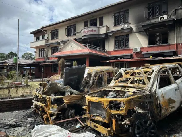 কাস্কি জেলা প্রশাসন অফিসের পুড়ে যাওয়া ভবন এবং ক্ষতিগ্রস্ত যানবাহন।