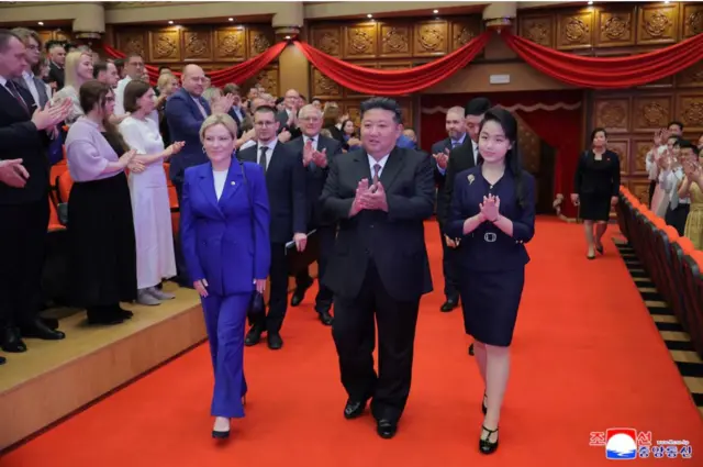 Kooriyaa Kaabaa Kim Jong Un fi intala isaa Kim Ju Ae waliin yeroo agarsiisa Kooriyaa Kaabaa Pyongyang keessatti