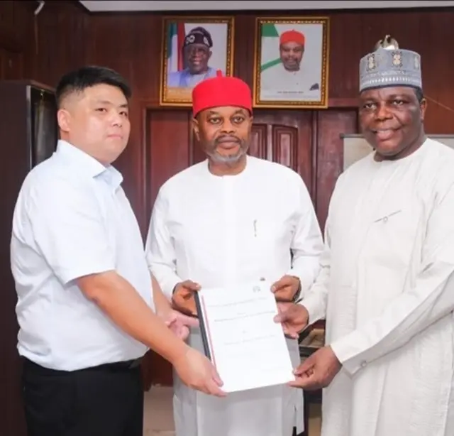 Shugaban kamfanin Shanghai Haiqi, Bokai Zhai da ministan fasaha da kimiyya na Najeriya Chief Uche Nnaji da kuma shugaban NBRDA, Prof. Abdullahi Mustapha.
