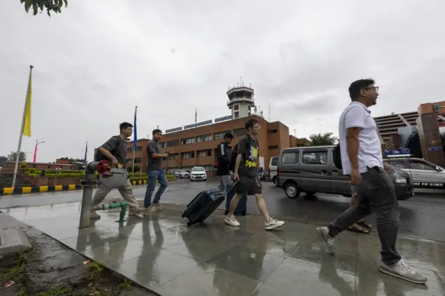 त्रिभुवन अन्तर्राष्ट्रिय विमानस्थलमा विमान चढ्न जाँदै यात्रुहरू