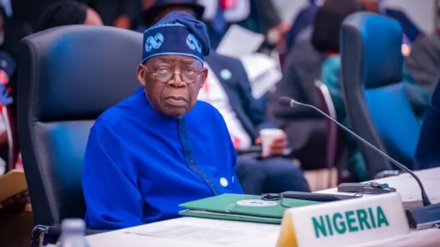Tinubu zaune a ɗakin taro