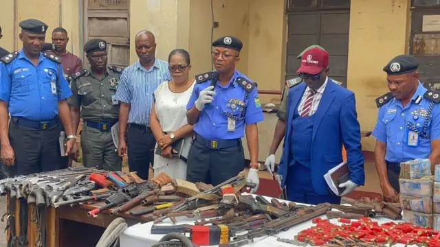 Kọmishọna ndị uweojii Enugwu steeti bụ Mamman Bitrus Giwa na-egosi ndị ntaakụkọ ihe ndị ha nwetara n'aka ndị omekome ahụ
