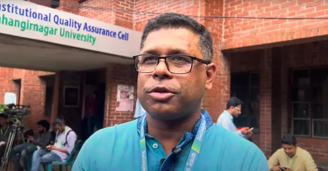 বিশ্ববিদ্যালয়ের ফজিলাতুন্নেসা হলের প্রভোস্ট অধ্যাপক নজরুল ইসলাম জাকসু নির্বাচন নিয়ে নানা অভিযোগ তোলেন