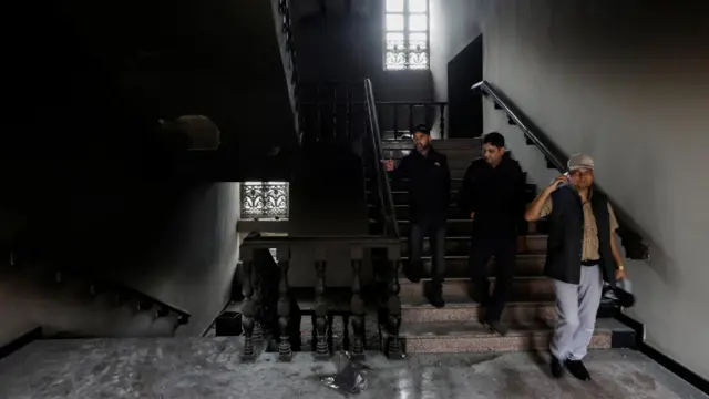 सिंहदरबारस्थित प्रधानमन्त्री तथा मन्त्रिपरिषद्को कार्यालय भवनमा अधिकारीहरू