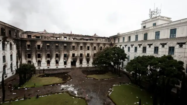 প্রধানমন্ত্রীর কার্যালয়ে অবস্থিত সিংহ দরবারের একটি অংশ আগুনে পুড়ে গেছে।