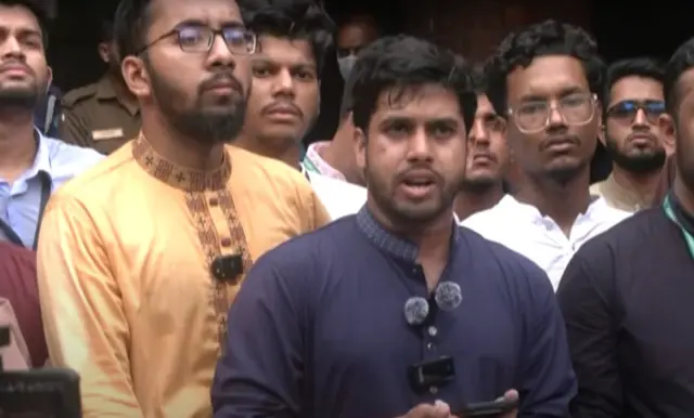 শিবির সমর্থিত সমন্বিত শিক্ষার্থী জোটের প্রার্থীরা সংবাদ সম্মেলন করছেন