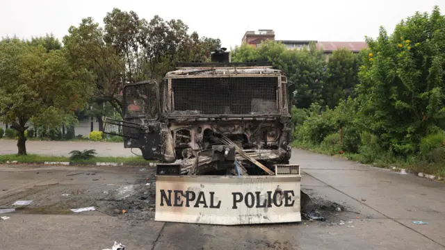 प्रदर्शनकारीहरूले जलाएको नेपाल प्रहरीको भिड नियन्त्रक वाहन