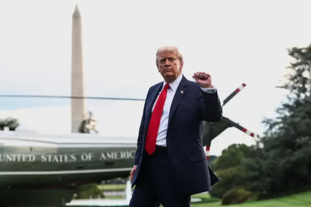 Donald Trump antes de embarcar em helicóptero