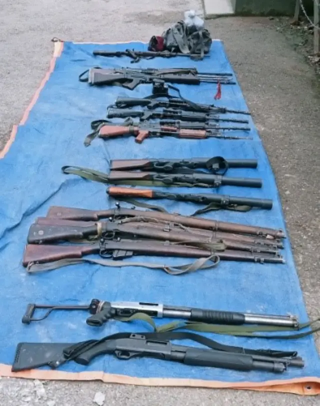 सेनाले बरामद गरेका हतियार