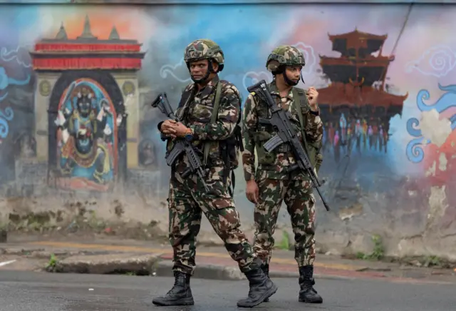 काठमाण्डूमा गस्ती गर्दै नेपाली सेनाका जवानहरू