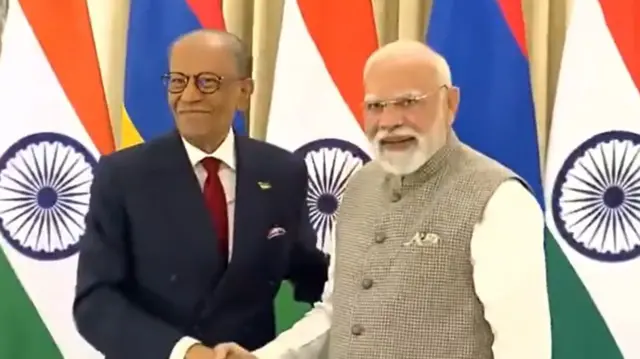 नरेंद्र मोदी और नवीनचंद्र रामगुलाम