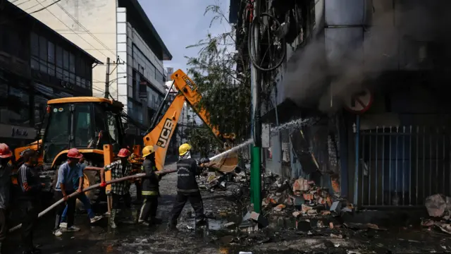 भाटभटेनी सुपरमार्केटको आगो निभाइँदै