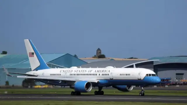 «ایرفورس ۲»، هواپیمای ویژه معاون رئیس‌جمهور آمریکا روی باند فرودگاه