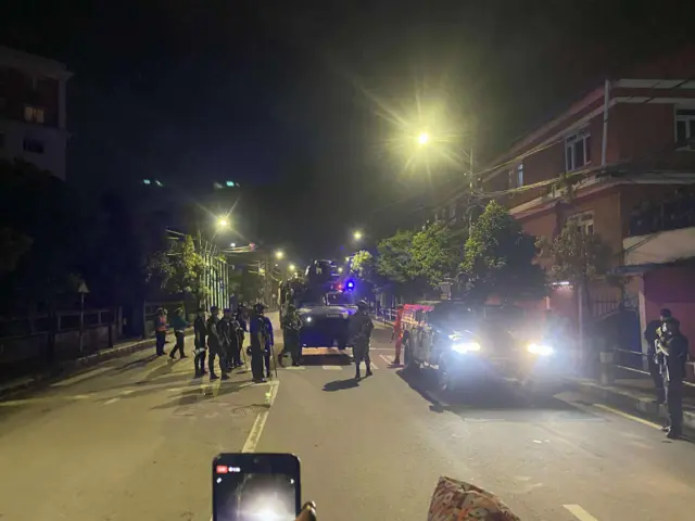 शीतल निवास बाहिर नेपाली सेनाका बख्तरबन्द गाडीहरू