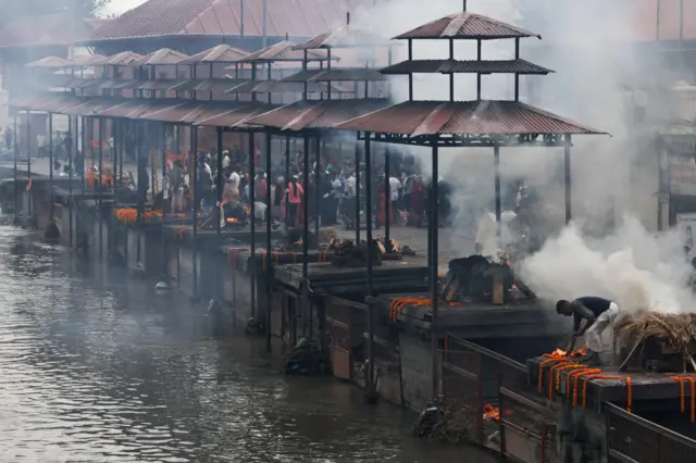 पशुपतिनजिकै भस्मेश्वर घाटमा अन्तिम संस्कार हुँदै