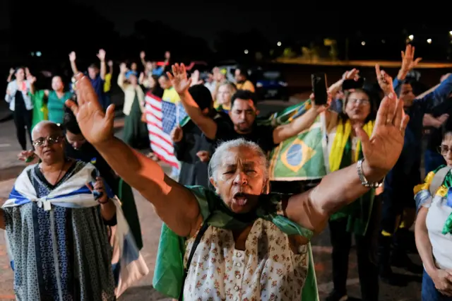 Apoiadores em vigília por ex-presidente
