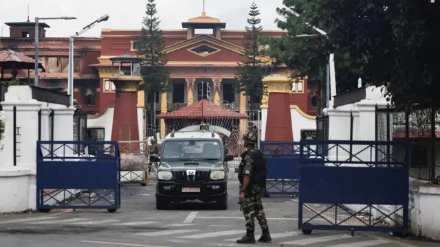 राष्ट्रपति कार्यालय रहेको शीतलनिवासको मूलढोकामा सेनाको पहरा