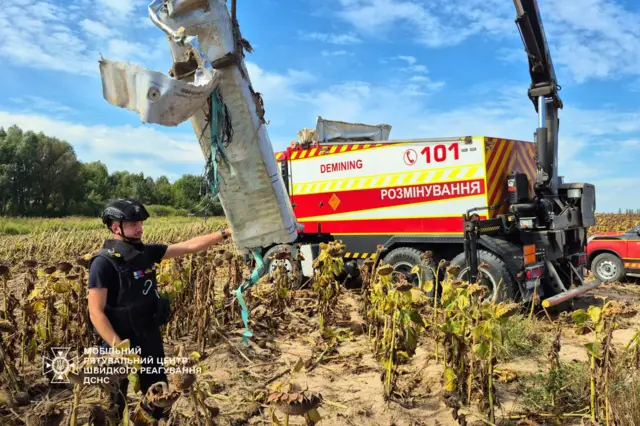 обломок ракеты убирают с поля